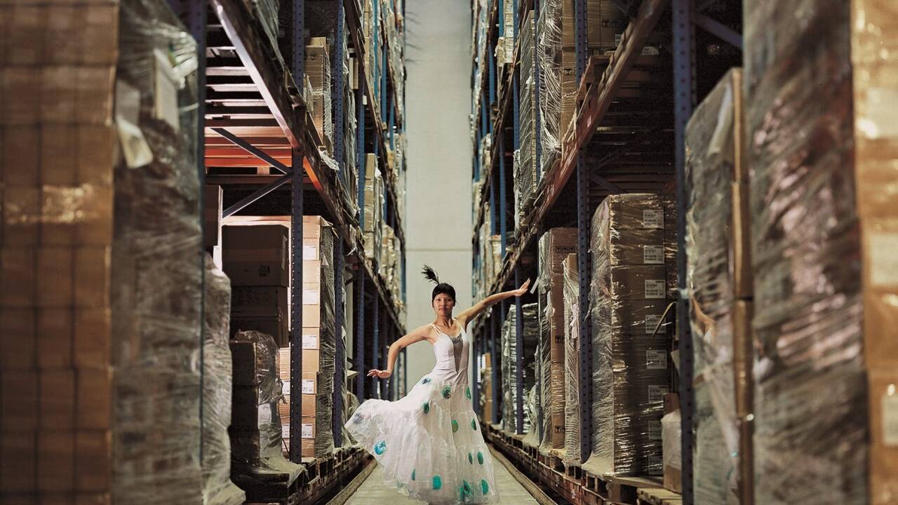 Cao Fei, Whose Utopia, 2006, Video (Farbe, Ton), 20:20 Min., Courtesy of the artist, Vitamin Creative Space, and Sprüth Magers Cao Fei, Whose Utopia, 2006, Video (Farbe, Ton), 20:20 Min., Courtesy of the artist, Vitamin Creative Space, and Sprüth Magers