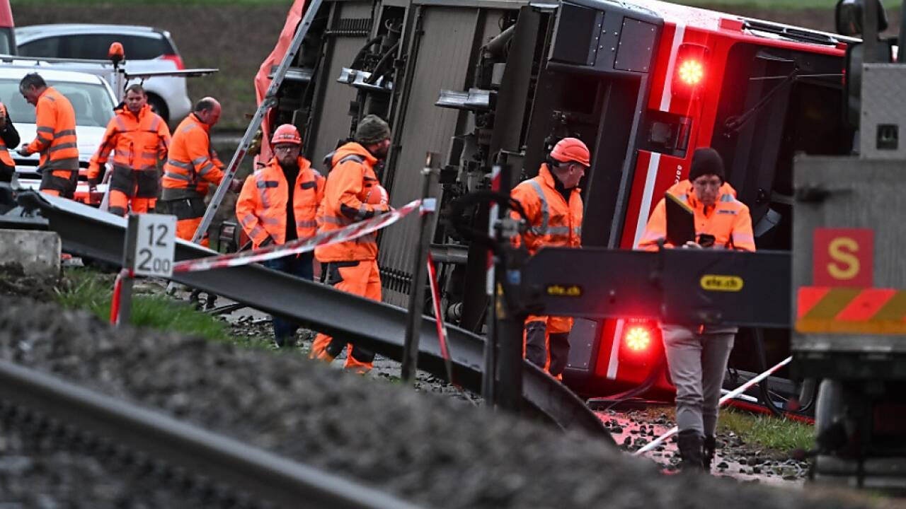 Züge kippten vermutlich durch Windböen um 