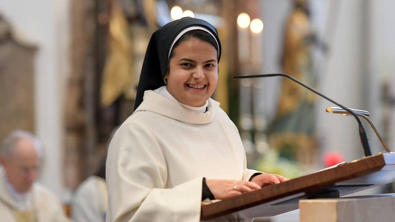 „Gott ist immer bei mir, ich bin nie alleine. Das ist schon ziemlich cool“, sagt Maria Annie Shori, die mit Abstand jüngste Ordensschwester bei den Halleiner Franziskanerinnen. 