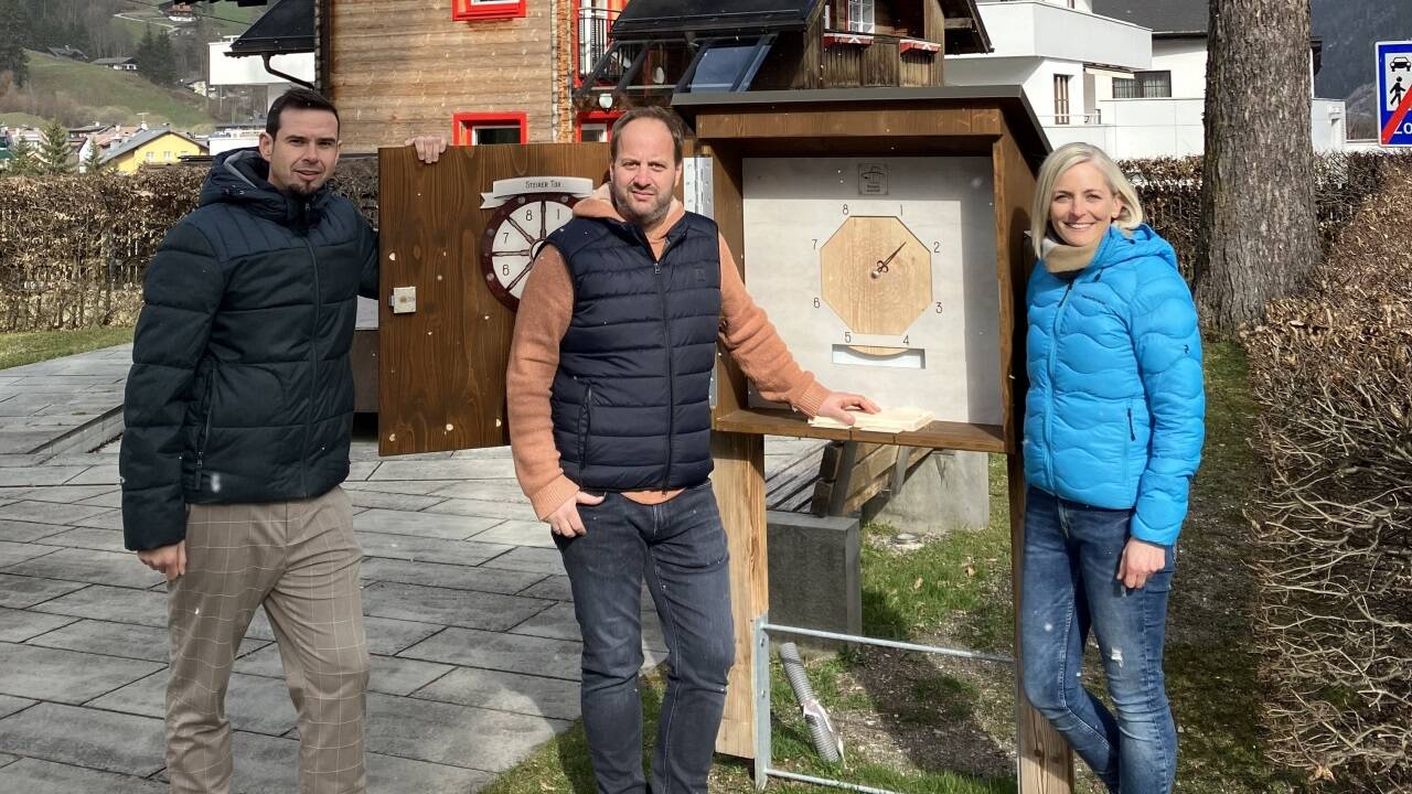 Stolz auf das neue Abenteuerspiel: Christian Koblinger (Geschäftsführer TVB), Christian Stiegler (Gasthof Stegerbräu & Obmann TVB), Sabine Arnold (Gästehaus Elisabeth & Obmann-Stellvertreterin TVB). Nicht abgebildet: Alexandra Dreschl (Hotel Gewürzmühle).<br /><br /> 