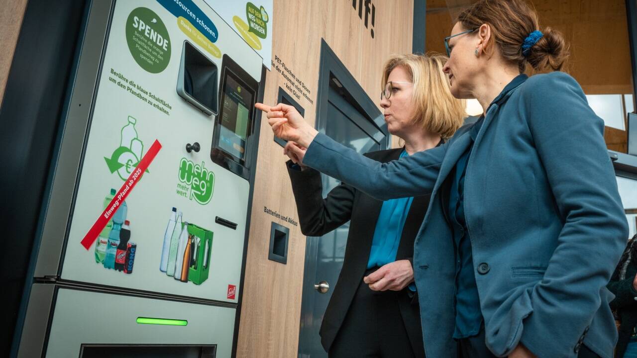 Und wo drücken wir jetzt? Umweltministerin Leonore Gewessler und Salzburgs Grünen-Chefin Martina Berthold am Montag bei Lidl.  