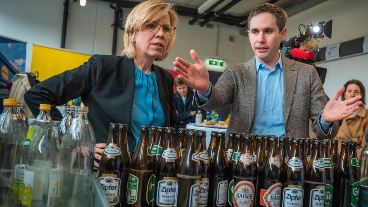Lidl-Österreich-Chef Alessandro Wolf erklärt das Prozedere.  