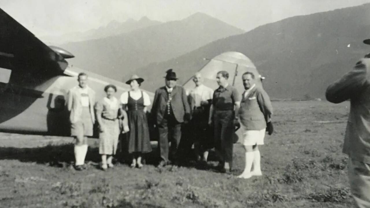 Bürgermeister Sebastian Hörl (mit Hut) und der Obmann des Verkehrsvereins Willy Schandlbauer empfingen am 18. Juli 1937 das erste angemeldete Passagierflugzeug mit Gilbert Miller aus Chicago und seinen Begleitern an Bord. 