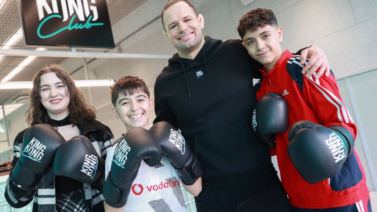 Gründer Max Schirnhofer mit Anna, Bayram und Samir. Gründer Max Schirnhofer mit Anna, Bayram und Samir.