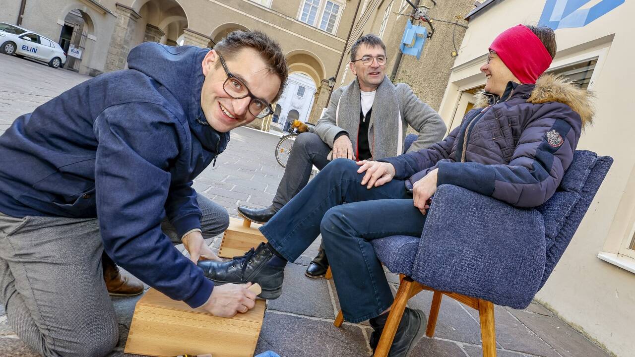 An vier Standorten werden am Gründonnerstag Schuhe in der Salzburger Altstadt geputzt. 