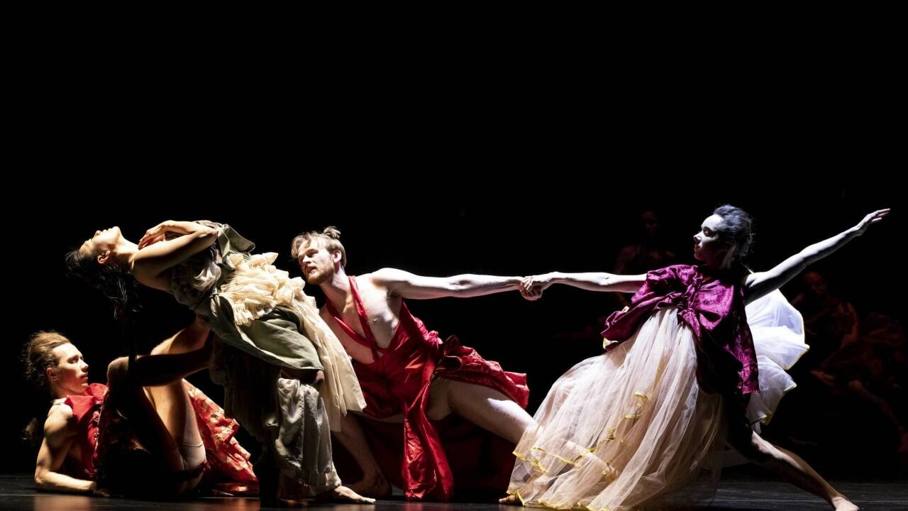 Die Emanuel Gat Dance Company mit dem Stück „Träume“ in der Felsenreitschule. 