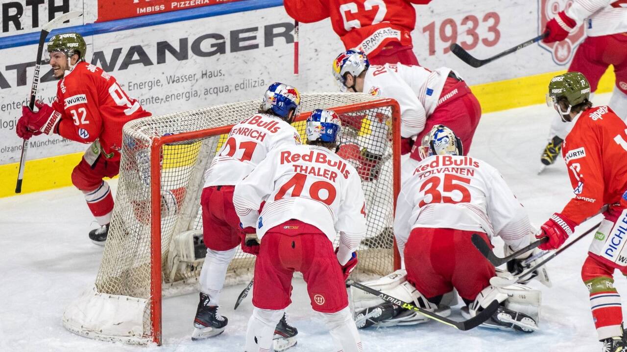 Die Entscheidung: Vier Salzburger können Christian Thomas (ganz l.) nicht am Tor hindern. 