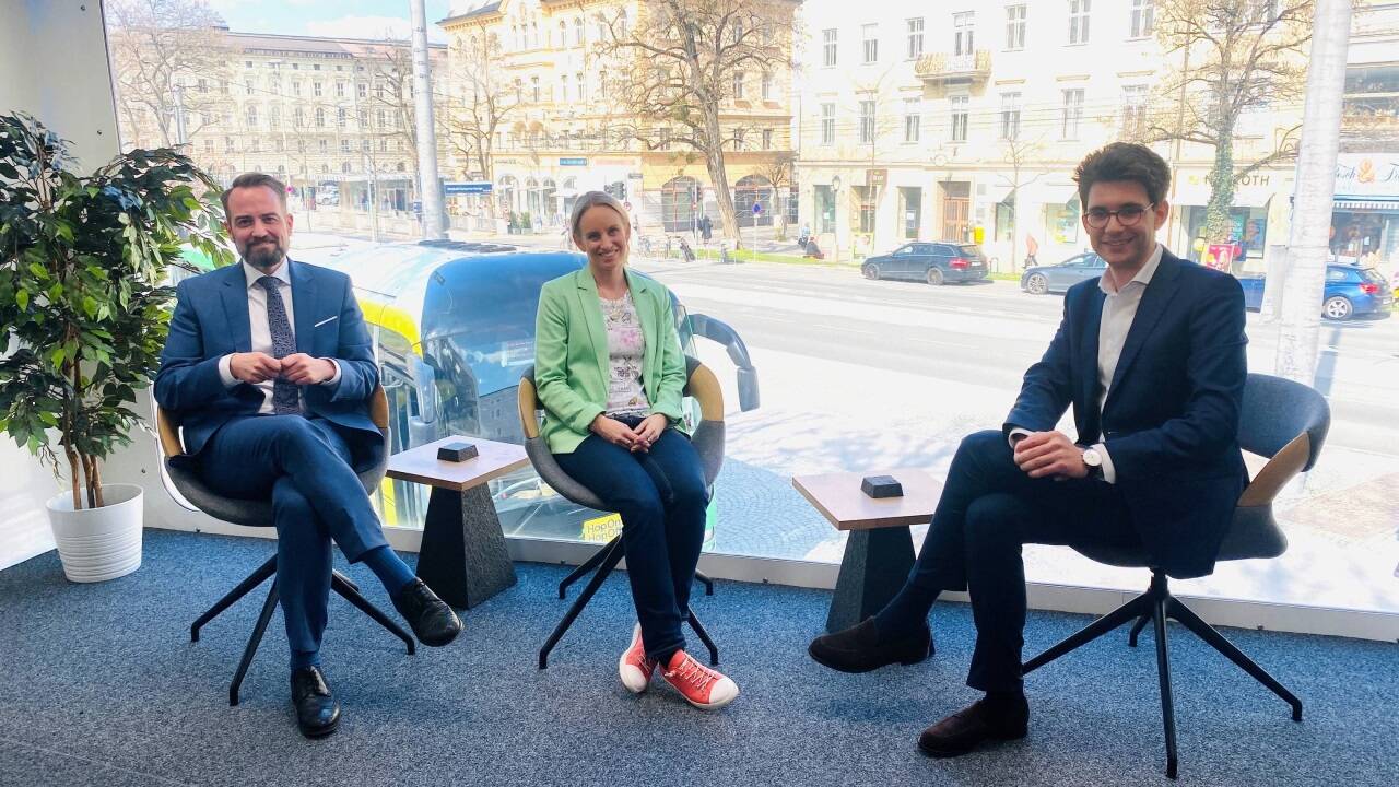 Der Vorstandsvorsitzende der Salzburg AG, Michael Baminger, und die AK-Ökonomin Michaela Schmidt diskutieren mit SN-Redakteur Marco Riebler im RTS-Wahlstudio.  