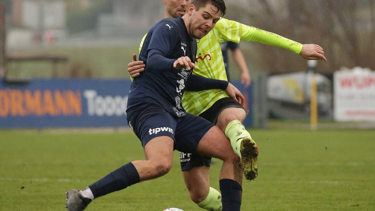 Andreas Rottensteiner (vorn) führte Thalgau als Kapitän zum 3:0-Heimerfolg über Verfolger Bürmoos (hier: Manuel Jung). Andreas Rottensteiner (vorn) führte Thalgau als Kapitän zum 3:0-Heimerfolg über Verfolger Bürmoos (hier: Manuel Jung).