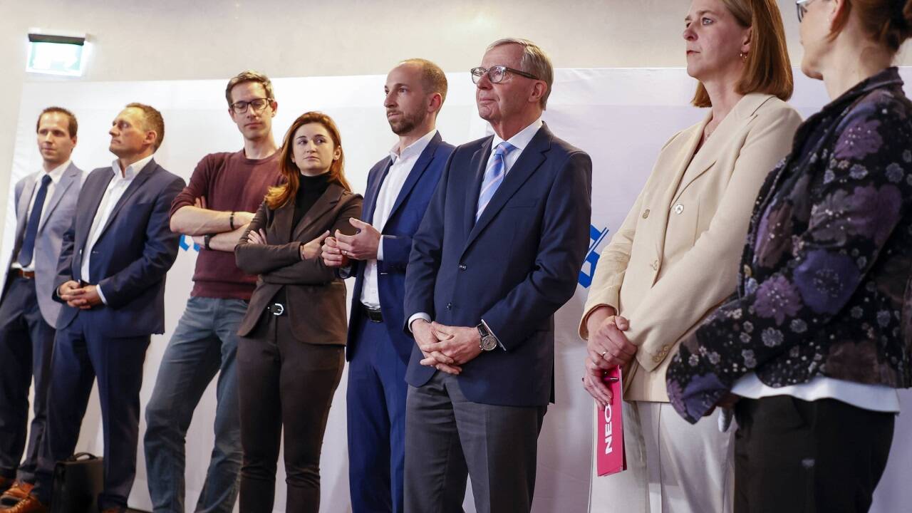 Politischer Schlagabtausch im SN-Saal (v. l.): Patrick Prömer (MFG), Gerhard Pöttler (WIRS), Kay-Michael Dankl (KPÖ plus), Marlene Svazek (FPÖ), David Egger (SPÖ), Wilfried Haslauer (ÖVP), Andrea Klambauer (Neos) und Martina Berthold (Grüne).  