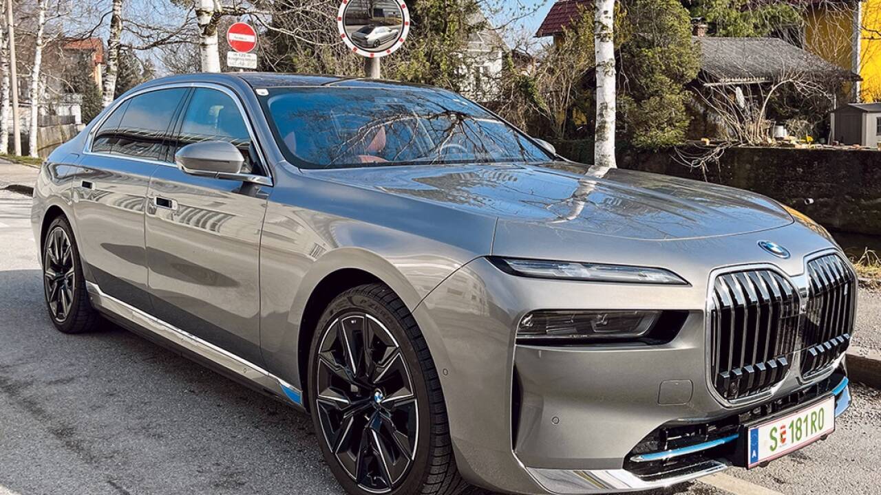 Der 101,7-kWh-Akku hebt das Fahrzeuggewicht auf 2,6 Tonnen beim BWM i7. 