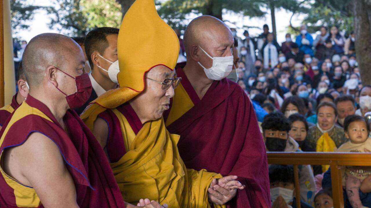 Der Dalai-Lama Anfang März des Jahres bei einer Zeremonie im Tsuglagkhang-Tempel in Dharamsala.  