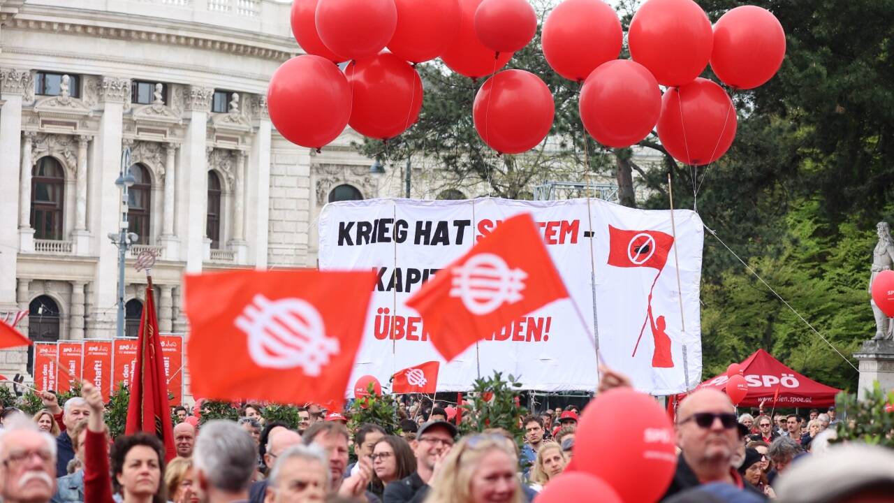 Kampf um die SPÖ-Spitze – nur noch drei Bewerber sind übrig geblieben. „Ich lasse mir das nicht gefallen“, sagt Berthold Felber, dessen Bewerbung abgelehnt wurde, obwohl er alle Erfordernisse, wie er betont, erfüllt hat. Nun will er mit einer einstweiligen Verfügung die Mitgliederbefragung stoppen. Denn: „Die Regeln wurden im Nachhinein verändert.“ Kampf um die SPÖ-Spitze – nur noch drei Bewerber sind übrig geblieben. „Ich lasse mir das nicht gefallen“, sagt Berthold Felber, dessen Bewerbung abgelehnt wurde, obwohl er alle Erfordernisse, wie er betont, erfüllt hat. Nun will er mit einer einstweiligen Verfügung die Mitgliederbefragung stoppen. Denn: „Die Regeln wurden im Nachhinein verändert.“