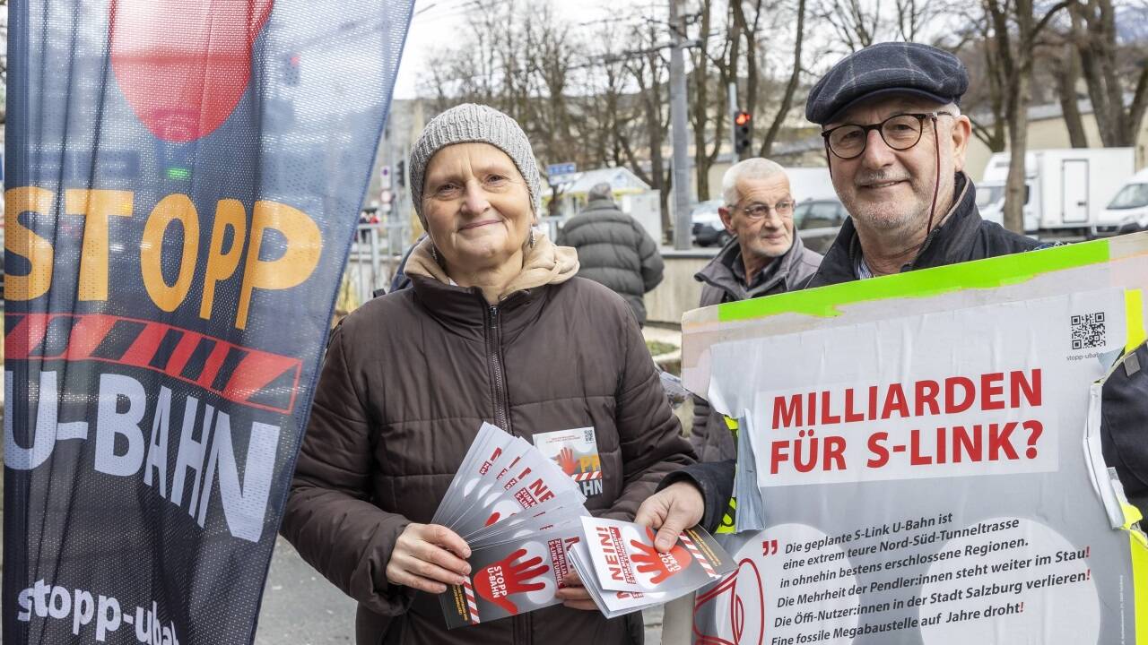 Die „Stopp U-Bahn“-Aktivisten Hadwig Soyoye-Rothschädl und Wilfried Rogler machen Ernst. Sie wollen 3000 Unterschriften sammeln und spätestens im Herbst eine Befragung der Stadtbevölkerung erwirken. Die „Stopp U-Bahn“-Aktivisten Hadwig Soyoye-Rothschädl und Wilfried Rogler machen Ernst. Sie wollen 3000 Unterschriften sammeln und spätestens im Herbst eine Befragung der Stadtbevölkerung erwirken.