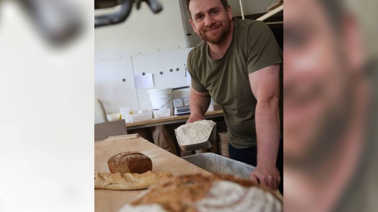 Alexander Hock in der Bäckerei in Berndorf. Neben Sauerteig setzt der Bäcker aus naturtrübem Bioapfelsaft gezüchtete Hefe ein. Und: In allen Broten ist ein Anteil an Urgetreide wie etwa Waldstaudenroggen, Einkorn oder Laufener Landweizen enthalten. „Lungauer Tauernroggen kommt jetzt dann auch wieder“, sagt Alexander Hock. 