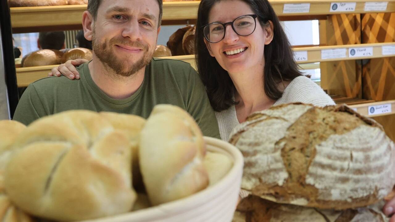 Alexander und Maria-Anna Hock mit Handsemmeln und dem Roggenbrot Franz. 