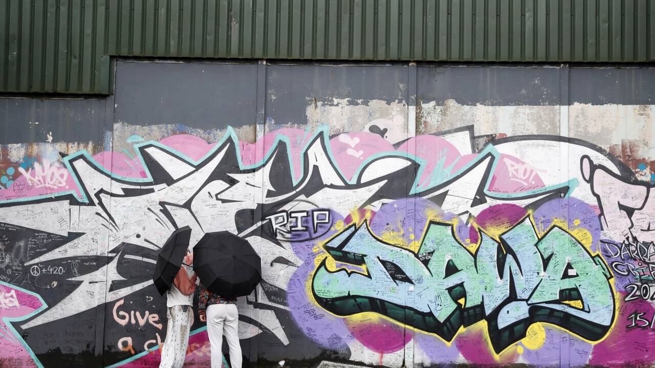 Mauern durchschneiden die Stadt Belfast. Sie wurden auch nach dem Friedensabkommen nicht abgerissen.  