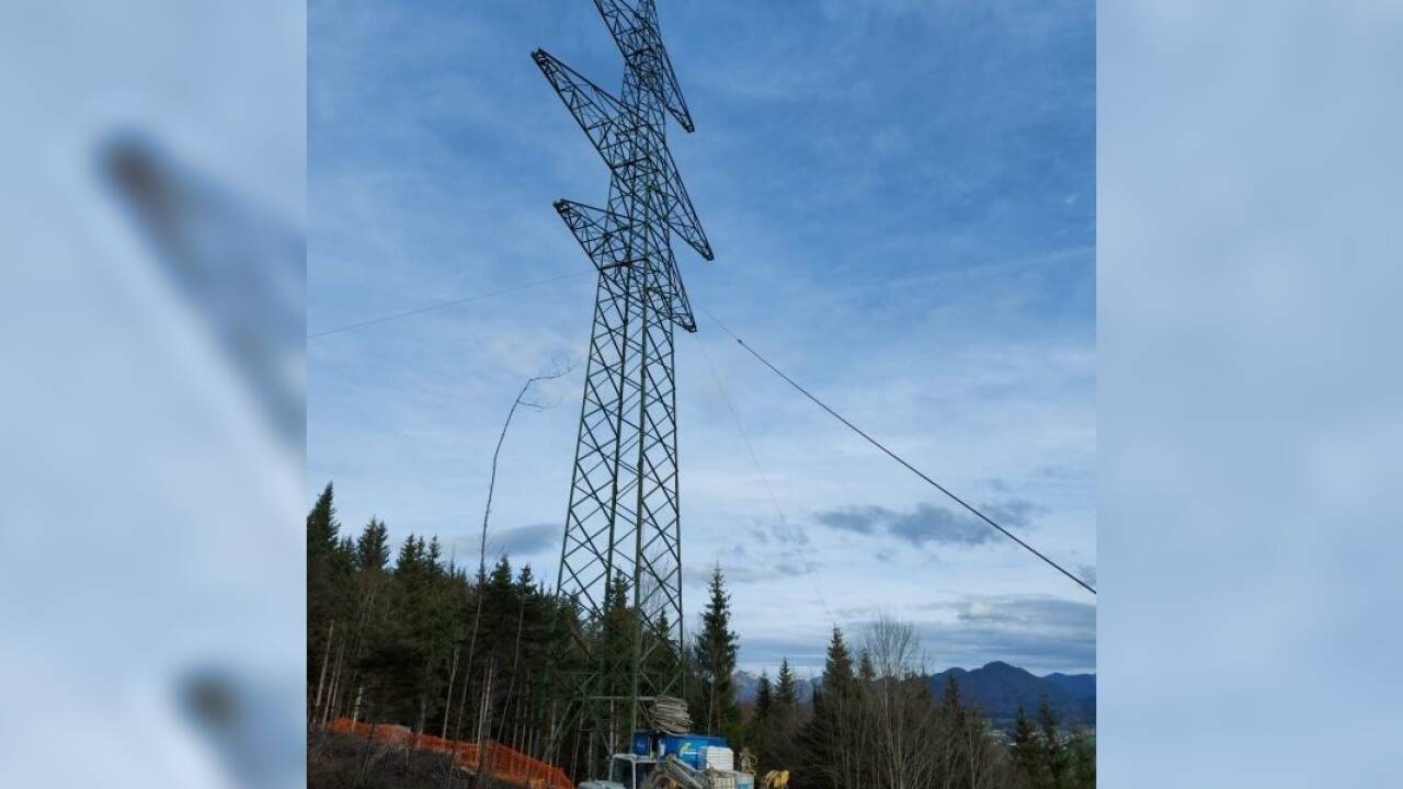 Der Mast Nr. 33 am Heuberg in Hallwang ist mit vier Drahtseilen fixiert ... 