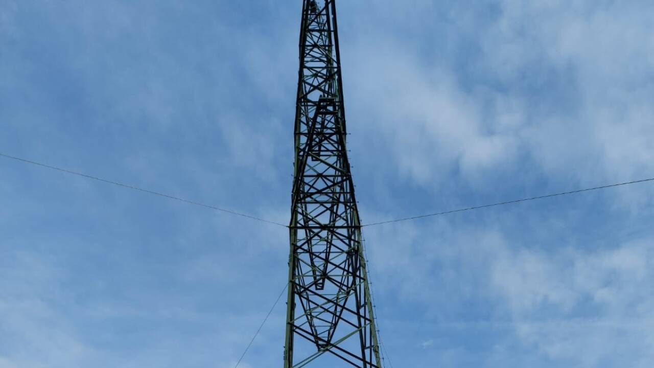 Der Mast Nr. 33 am Heuberg in Hallwang ist mit vier Drahtseilen fixiert.  