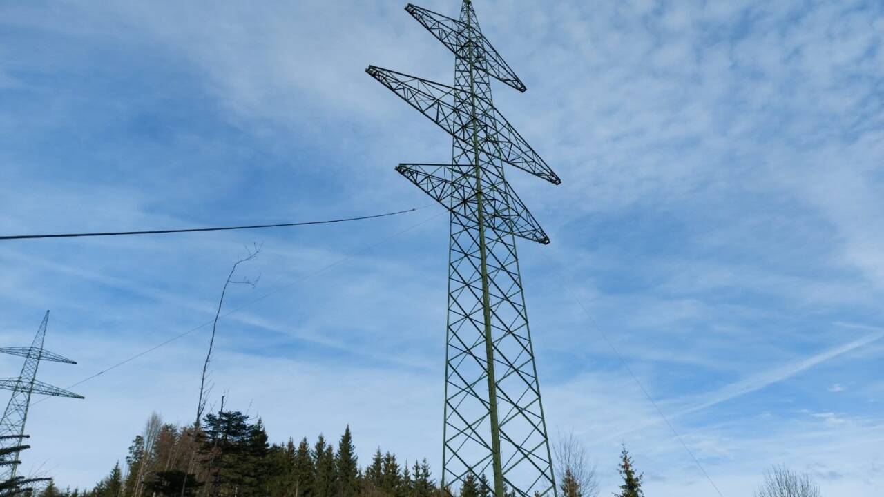 Der Mast Nr. 33 am Heuberg in Hallwang ist mit vier Drahtseilen fixiert.  