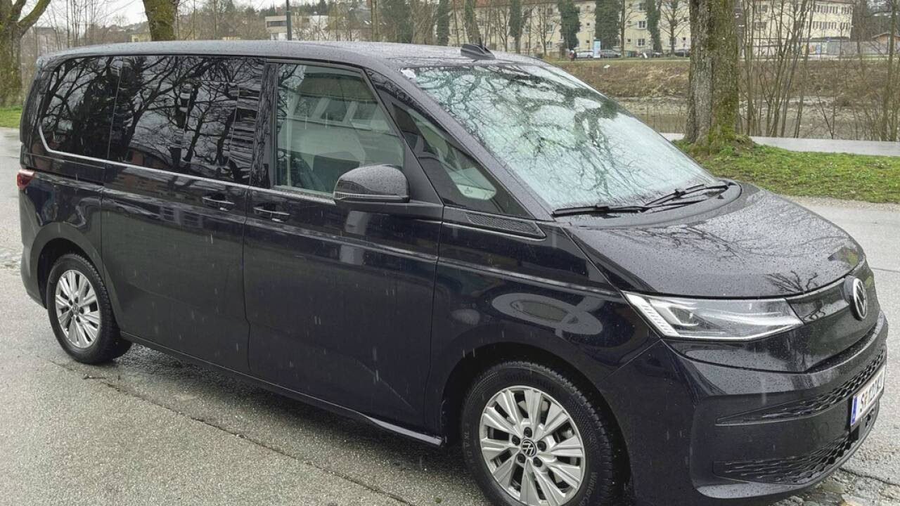 Der neue Multivan kommt nicht nur schnittig daher, er fährt sich auch flinker als der T6.1. 