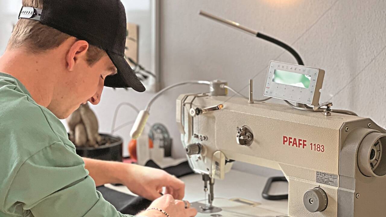 Paul Burkl produziert mit seinem Modelabel ursideclo nachhaltige Mode in Salzburg. Paul Burkl produziert mit seinem Modelabel ursideclo nachhaltige Mode in Salzburg.