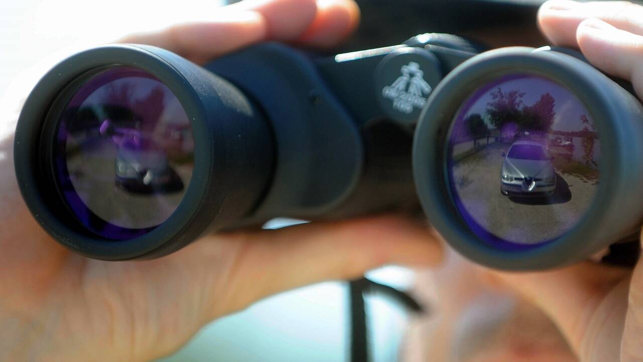 Vier Topagenten des ehemaligen Bundesamts für Verfassungsschutz und Terrorismusbekämpfung (BVT) müssen sich wegen Amtsmissbrauchs vor dem Strafgericht verantworten. Sie sollen einen syrischen Kriegsverbrecher in Österreich versteckt und ihm zu Asyl verholfen haben. Vier Topagenten des ehemaligen Bundesamts für Verfassungsschutz und Terrorismusbekämpfung (BVT) müssen sich wegen Amtsmissbrauchs vor dem Strafgericht verantworten. Sie sollen einen syrischen Kriegsverbrecher in Österreich versteckt und ihm zu Asyl verholfen haben.