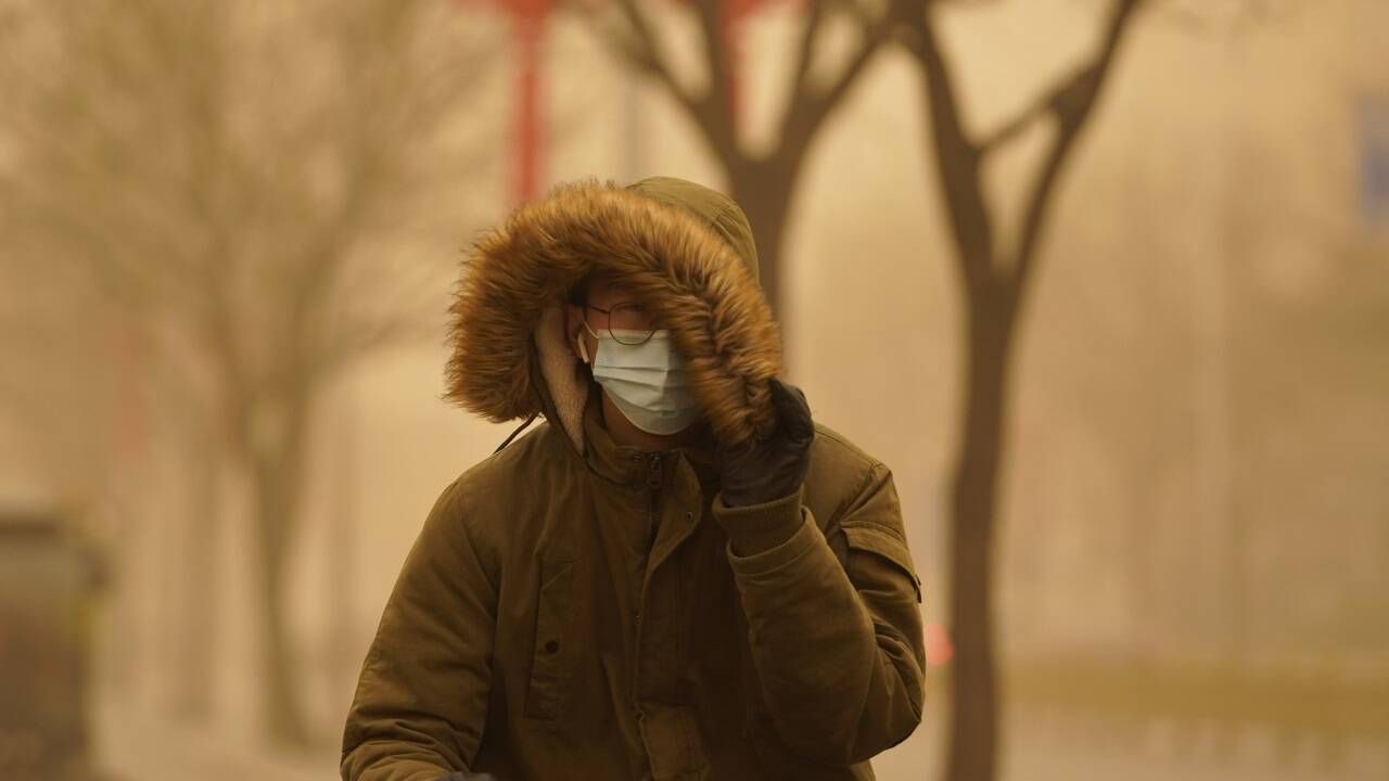 Masken gehören wieder zum Alltag in Peking. 