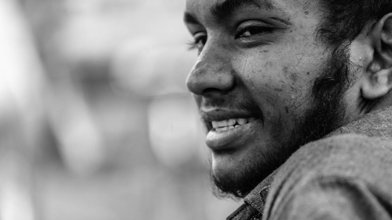Im Park von Dhaka treffen sich die Straßenkinder und versuchen sich zu organisieren – um an Klebstoff oder an Nahrung zu kommen. 