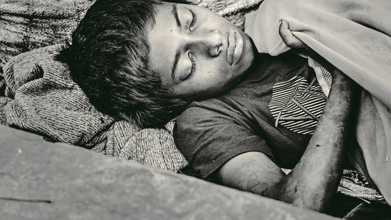 Überall auf den Straßen von Dhaka findet man Kinder, die ohne Schutz auf dem Beton schlafen. 