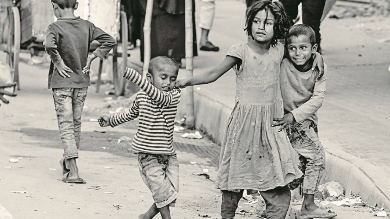 Grünflächen sind in den Slums und in den Vierteln nicht vorhanden. Daher ist die Straße der Spielplatz.  