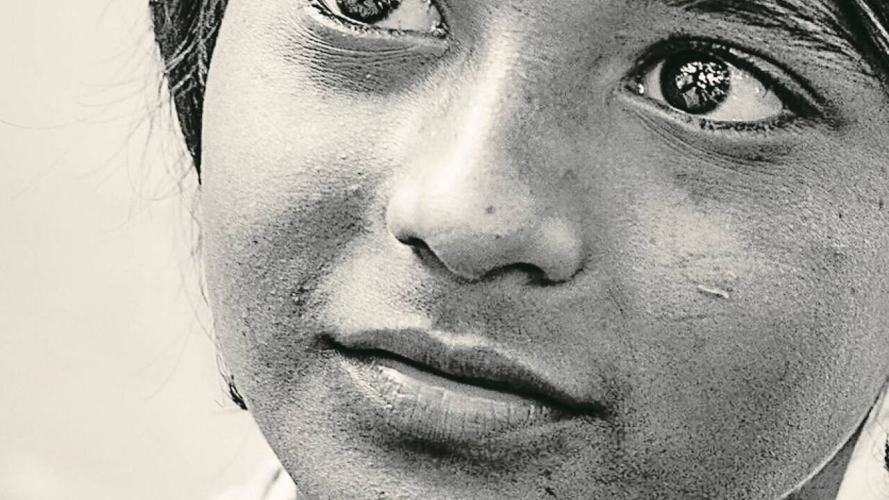Das Mädchen Desna bekommt Aufmerksamkeit. Eine ungewöhnliche Situation. Um den Klebstoff oder ein bisschen Geld zu bekommen, verkaufen die anderen Kinder sie für sexuelle Gefälligkeiten.  