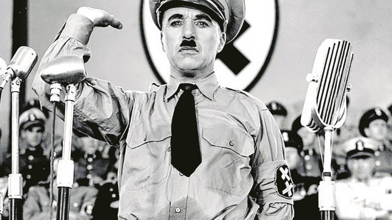 Charlie Chaplin in „Der große Diktator“ aus dem Jahr 1940. Er spielt virtuos den Adenoid Hynkel.  