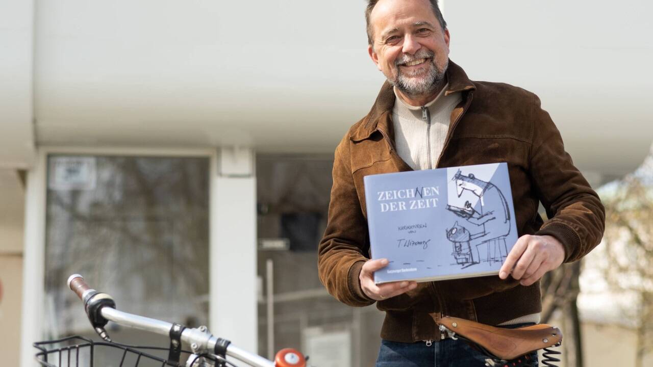 Thomas Wizany mit seinem neuen Buch. Thomas Wizany mit seinem neuen Buch.