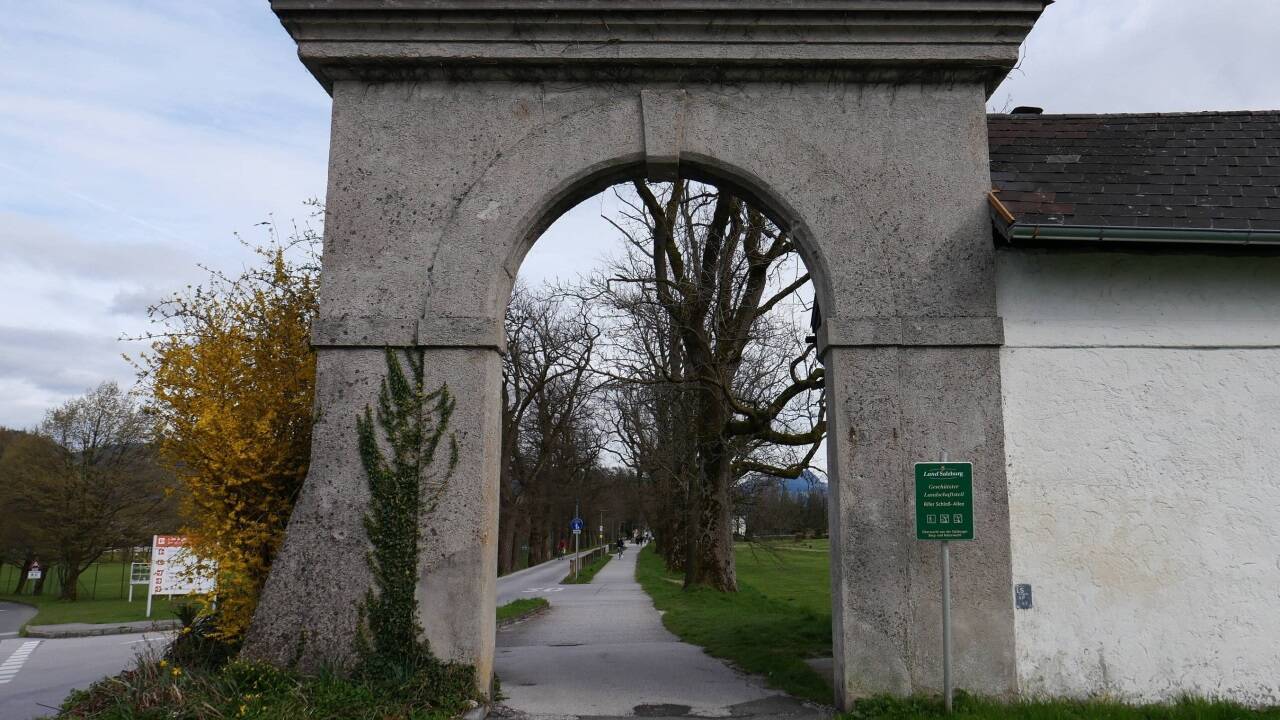 Der Torbogen und das Pförtnerhaus sind Relikte der alten Mauer um Rif.  