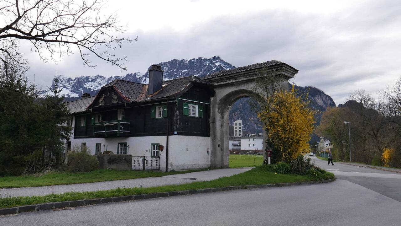 Der Torbogen und das Pförtnerhaus sind Relikte der alten Mauer um Rif.  