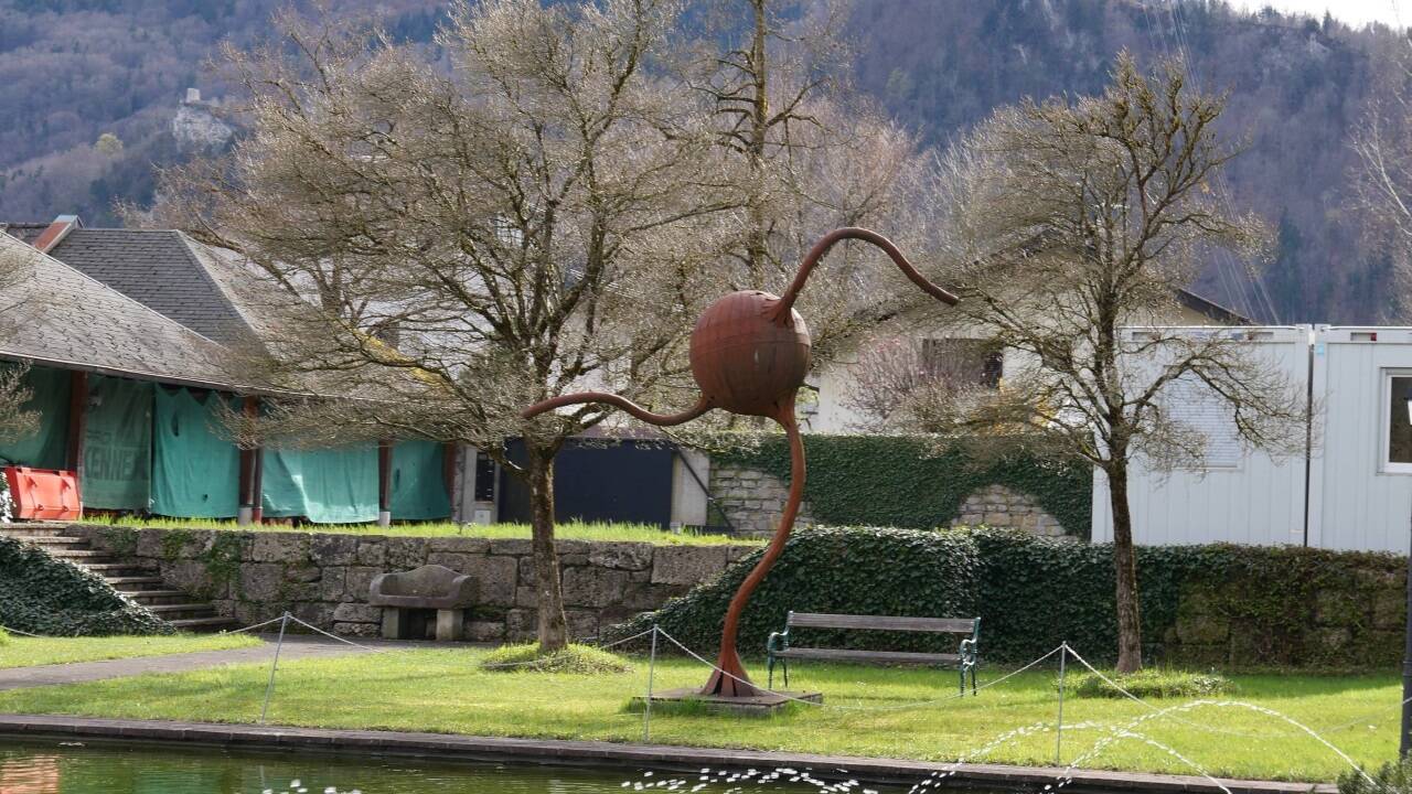 Die Steinskulptur wacht am Weiher von Schloss Rif in Hallein.  