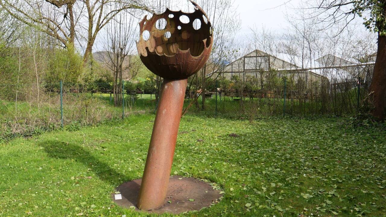 Die Steinskulptur wacht am Weiher von Schloss Rif in Hallein.  