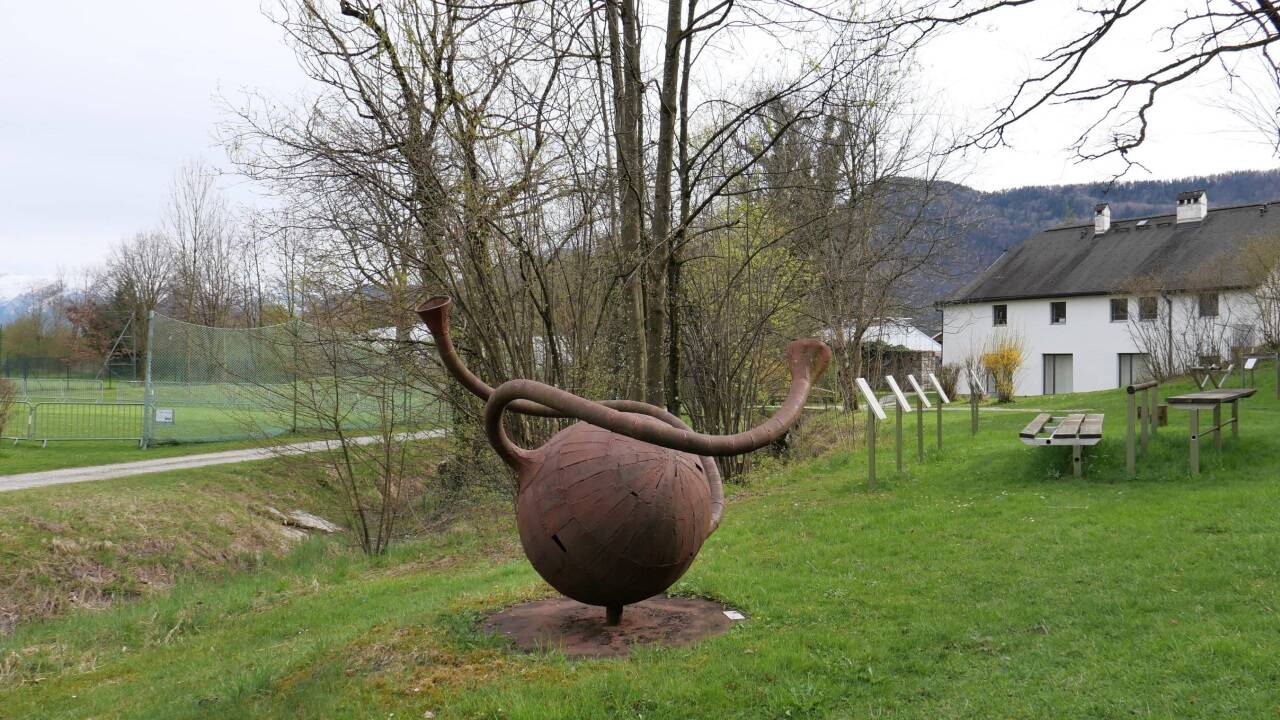 Die Steinskulptur wacht am Weiher von Schloss Rif in Hallein.  