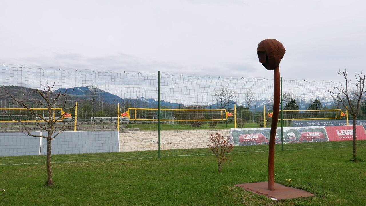 Die Steinskulptur wacht am Weiher von Schloss Rif in Hallein.  