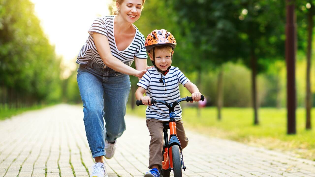Kinder unter zwölf Jahren müssen einen Helm tragen – darauf sollten vor allem die Eltern achten. 