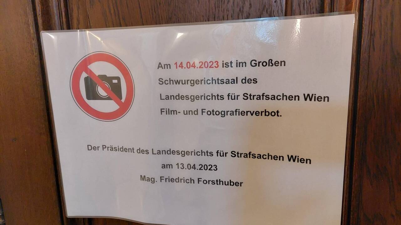 Bei Gericht herrschte zu Beginn des Prozesses gegen die Ex-Agenten ein Film- und Fotografierverbot. Bei Gericht herrschte zu Beginn des Prozesses gegen die Ex-Agenten ein Film- und Fotografierverbot.