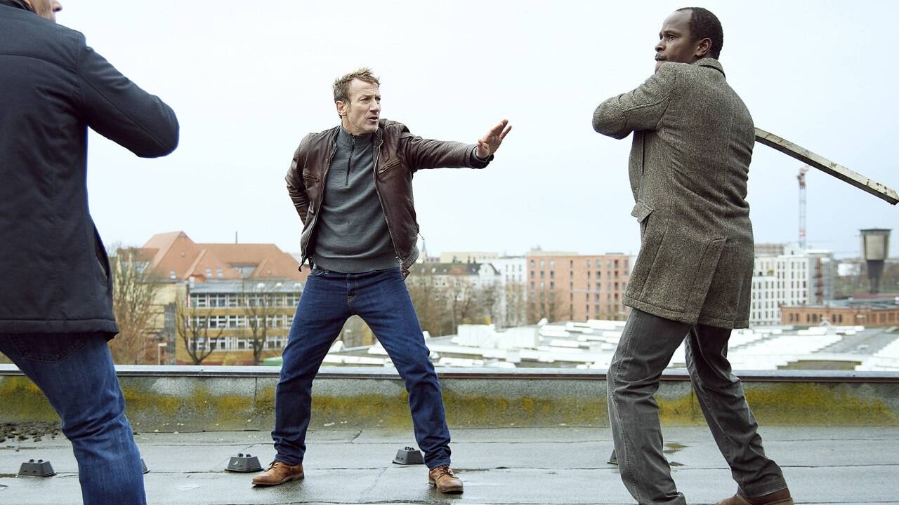 Jon (Alois Moyo, rechts) ist außer sich, Falke (Wotan Wilke Möhring) versucht, das Schlimmste zu verhindern. 