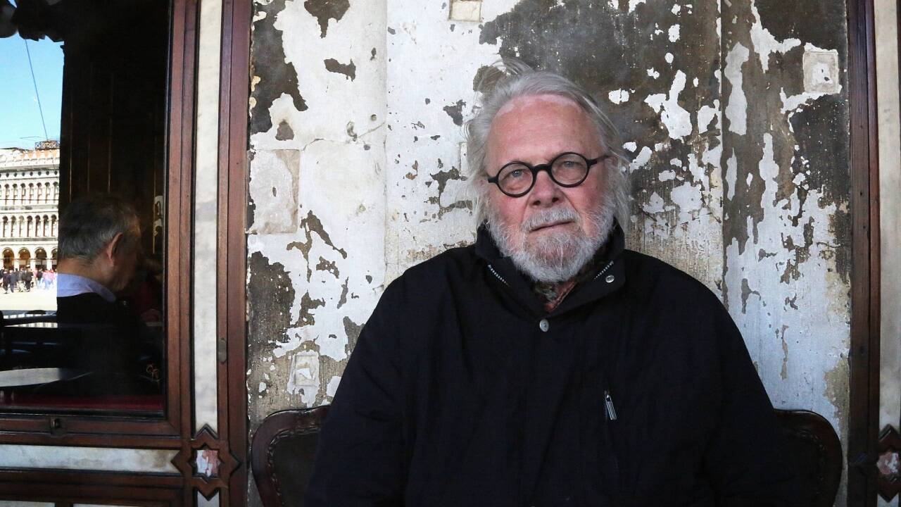 Glanz und Verfall Venedigs als Symbol der Welt: Gerhard Roth 2019 vor dem Caffè Florian auf dem Markusplatz. 