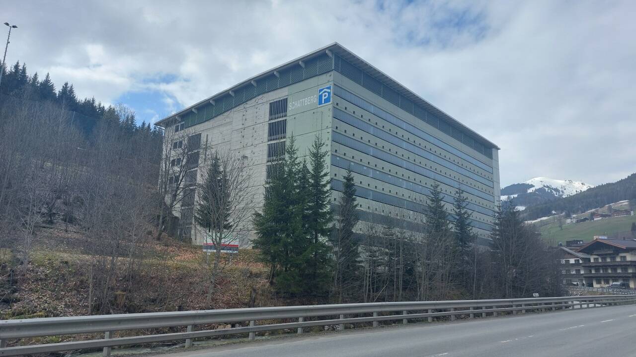 Das Parkhaus Schattberg bei der Ortseinfahrt von Saalbach. 