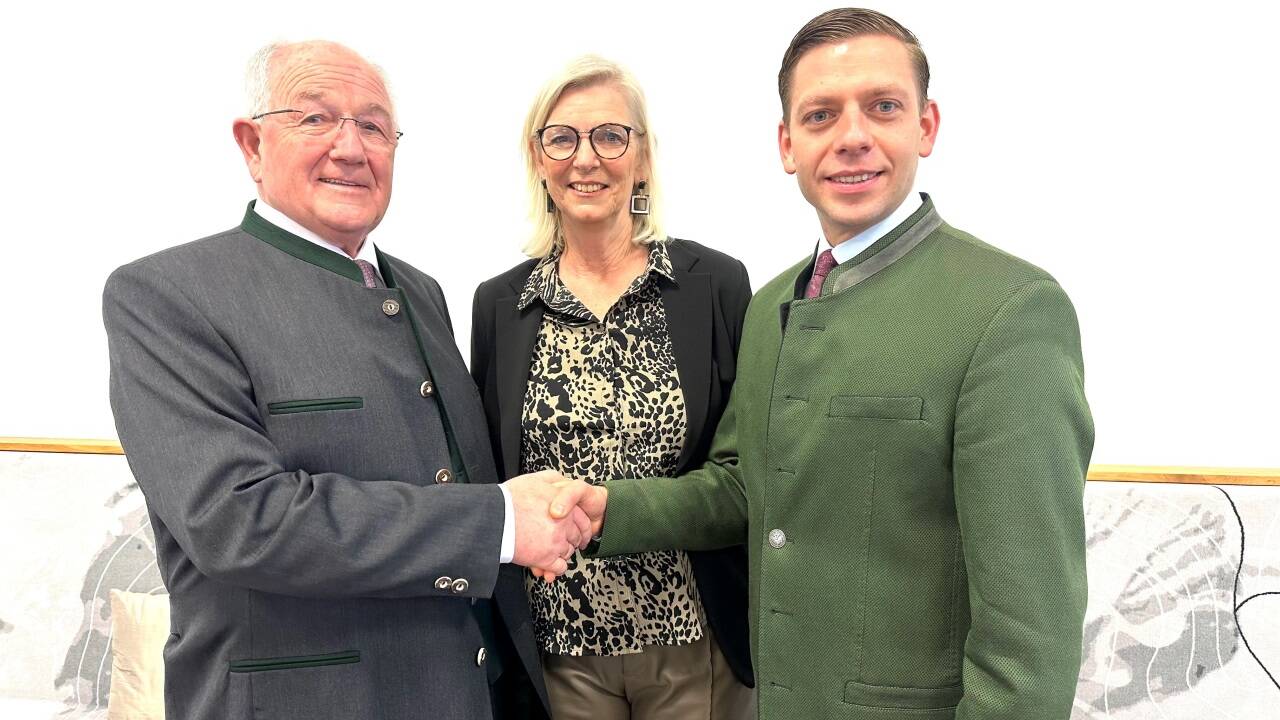 Amtsübergabe am Freitag in Eugendorf: Johann Strasser, Bezirkshauptfrau Karin Gföllner und Robert Bimminger.  