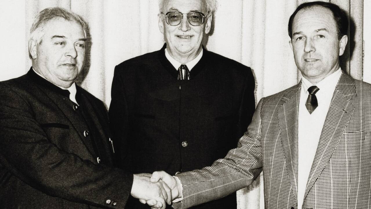 Archivbild vom 9. April 1989: Bürgermeisterwechsel in Eugendorf bei Salzburg,<br />von links: Altbürgermeister Johann Greisberger, Bezirkshauptmann Hofrat Friedrich Kurz-Goldenstein und der neue Bürgermeister Johann Strasser. 