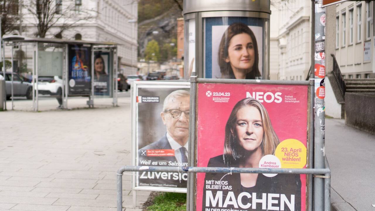 Wahlplakate an Bushaltestellen seien effektiver als Kampagnen auf Instagram, sagt Jugendforscher Bernhard Heinzlmaier.  