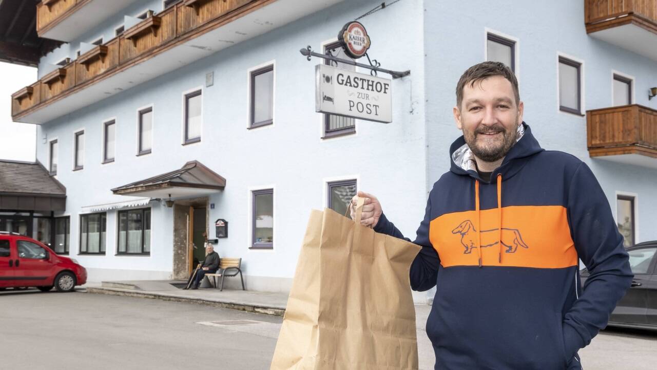Toni Elsenhuber vor seinem Gasthof. In dem Sack, den er der Frau übergab, waren nicht 330.000 Euro, sondern nur alte Sterbebilder. 