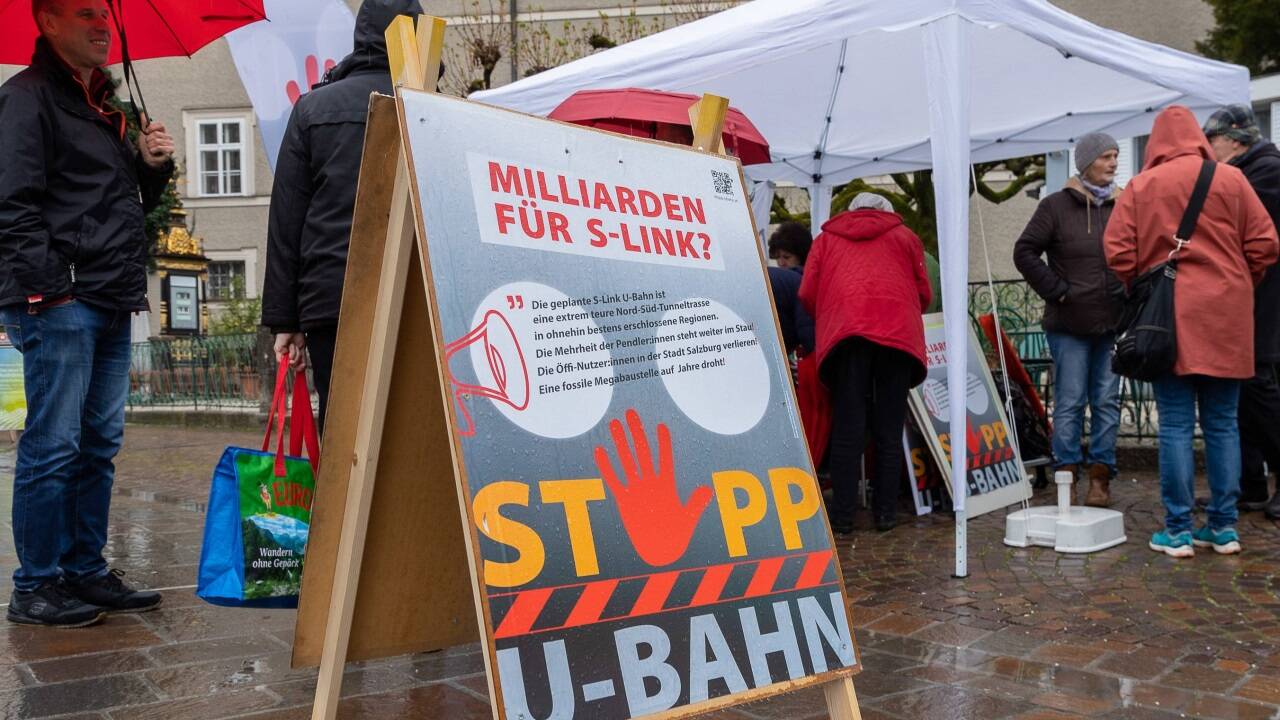 Trotz Schlechtwetters gaben einige Salzburgerinnen und Salzburger ihre Unterstützungserklärung für eine Bürgerbefragung zum S-Link ab. 